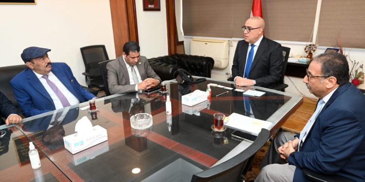 وزير الإسكان يلتقى رئيس مجلس الأعمال اليمني لبحث فرص التعاون المشترك وعرض الفرص الاستثمارية المُتاحة فى مصر
