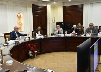 وزير الإسكان يتابع مع مسئولى المقاولون العرب موقف تنفيذ المشروعات فى مختلف القطاعات