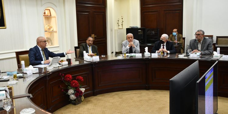 وزير الإسكان يتابع مع مسئولى المقاولون العرب موقف تنفيذ المشروعات فى مختلف القطاعات