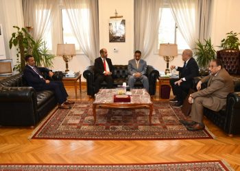 وزير الإسكان يعرض على مسئولين بسلطنة عمان التجربة العمرانية التى تشهدها مصر فى عهد الرئيس السيسي