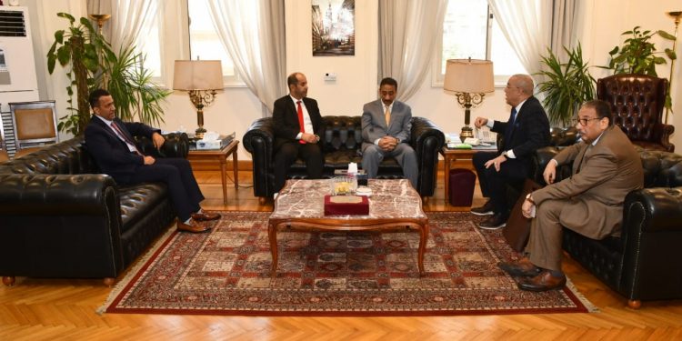 وزير الإسكان يعرض على مسئولين بسلطنة عمان التجربة العمرانية التى تشهدها مصر فى عهد الرئيس السيسي