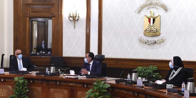 رئيس الوزراء ومحافظ البنك المركزي يتابعان سبل تيسير إجراءات توفير التمويل للسلع الاستراتيجية ومستلزمات الانتاج