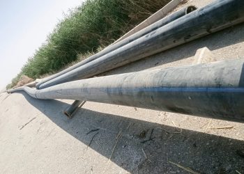 مياه أسيوط تنفذ خط طرد صرف صحي 450 مم بولى ايثلين بالقوصية