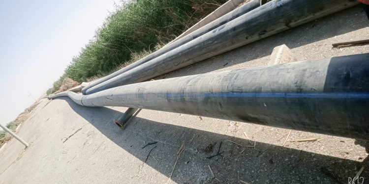 مياه أسيوط تنفذ خط طرد صرف صحي 450 مم بولى ايثلين بالقوصية
