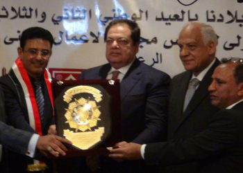 تكريم النائب محمد أبو العينين ومحافظ الجيزة خلال احتفالية مجلس الأعمال اليمني