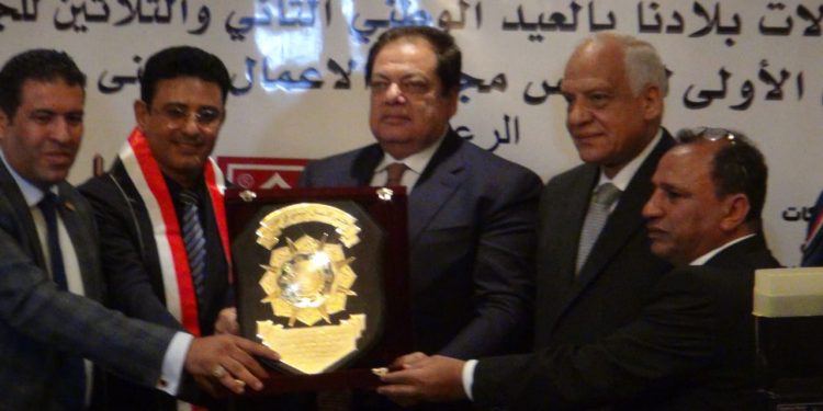 تكريم النائب محمد أبو العينين ومحافظ الجيزة خلال احتفالية مجلس الأعمال اليمني