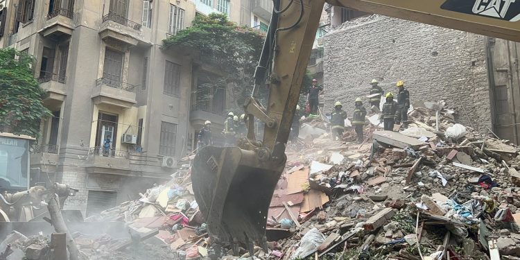 انهيار عقار من 5 أدوار بالوايلى.. ومحافظ القاهرة: إخلاء العقارات المجاورة للتأكد من سلامتها