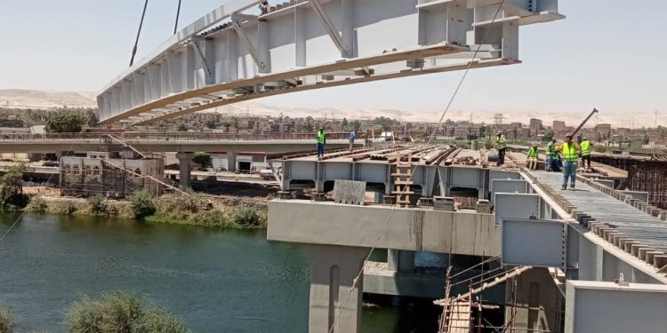 بوزن 180 طن.. المقاولون العرب تنتهى من تركيب الكمرات المعدنية لكوبرى منقباد