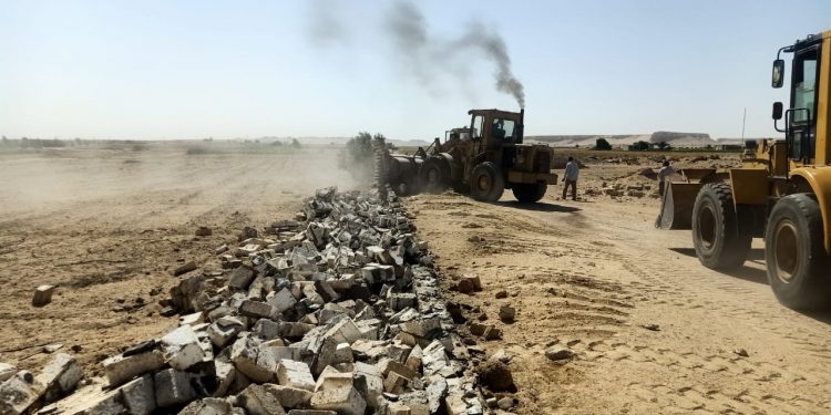 وزير الإسكان: إزالة التعديات على 2642 فدانا داخل كردون مدينة الفشن الجديدة بالتعاون مع الشرطة