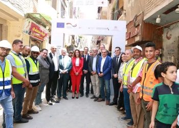رئيس “التخطيط العمراني” وممثلون عن الاتحاد الأوروبي والوكالة الألمانية يتفقدون أعمال تطوير مدرسة بالقليوبية