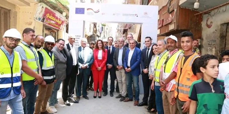 رئيس “التخطيط العمراني” وممثلون عن الاتحاد الأوروبي والوكالة الألمانية يتفقدون أعمال تطوير مدرسة بالقليوبية
