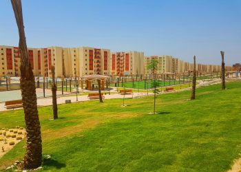 وزير الإسكان يتابع المشروعات الجارية بقطاعي المرافق والخدمات بمدينة طيبة الجديدة