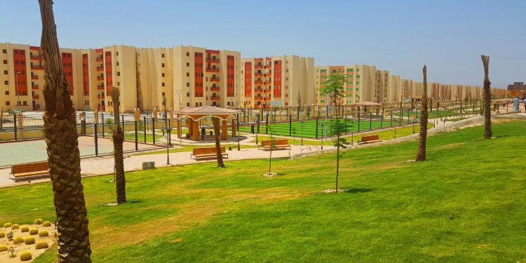 وزير الإسكان يتابع المشروعات الجارية بقطاعي المرافق والخدمات بمدينة طيبة الجديدة