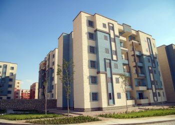 وزير الإسكان يتابع المشروعات الجارية بمدينة 15 مايو