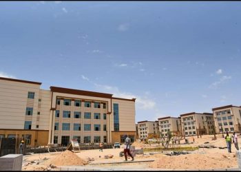 وزير التعليم العالي يستعرض تقريرا حول إنشاءات جامعة أسيوط الأهلية
