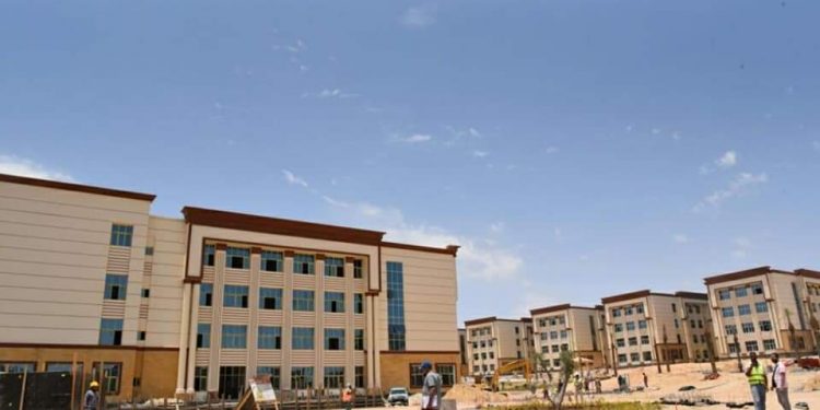 وزير التعليم العالي يستعرض تقريرا حول إنشاءات جامعة أسيوط الأهلية