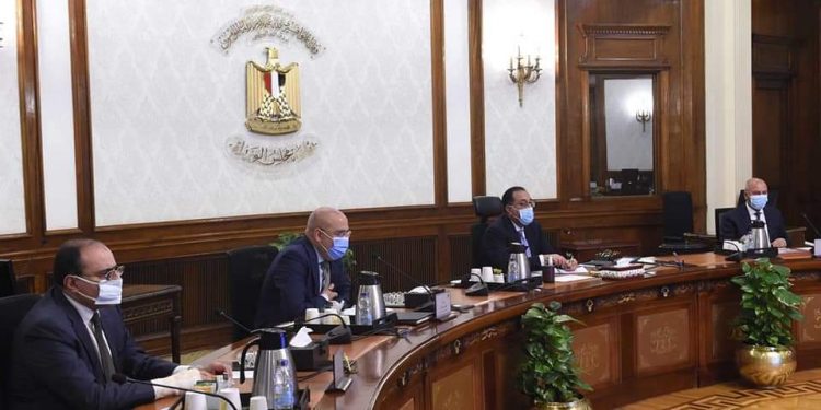 مدبولي يتابع موقف تنفيذ مشروعات محاور الطرق الرئيسية والكباري