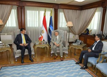 الفريق أسامة ربيع يبحث سبل التعاون المشترك مع السفير القطري