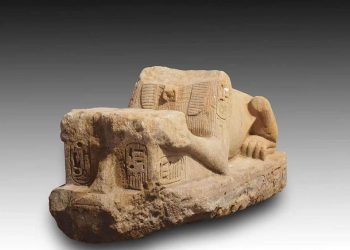 الكشف عن كتل حجرية من عهد الملك خوفو بمعبد الشمس بهليوبليس