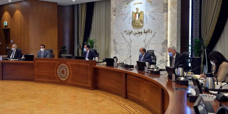 إلغاء جميع القيود المقررة على دخول المصريين أو الأجانب إلى مصر