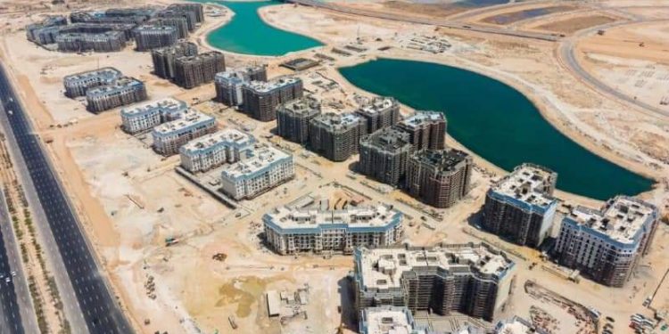 رئيس الوزراء يتجول بأنحاء مدينة العلمين الجديدة