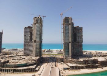 رئيس الوزراء يستمع لشرح حول المشروعات السكنية بالمدينة الساحلية