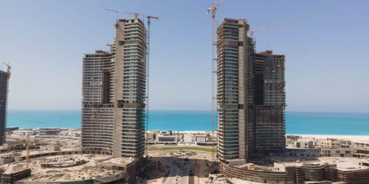 رئيس الوزراء يستمع لشرح حول المشروعات السكنية بالمدينة الساحلية