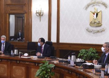 رئيس الوزراء يبحث اجراءات تيسير استيراد الأدوية والمستلزمات الطبية المطلوبة
