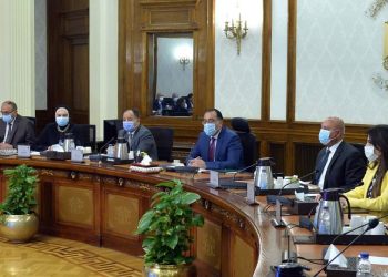 رئيس الوزراء: الحكومة تولى أهمية كبيرة لتنمية وتوطين صناعة السيارات فى مصر