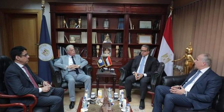 العناني يناقش التجهيزات السياحية لاستضافة مصر لمؤتمر COP 27