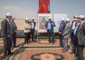 جولة تفقدية لوفد البنك الأوروبي وشركات الطاقة النظيفة بقناة السويس