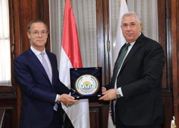 وزير الزراعة يبحث مع مبعوث مملكة هولندا للمناخ كيفية تدعيم الأمن الغذائي