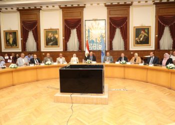 محافظ القاهرة يشهد حفل تسليم 26 عقد موثق بمنطقة شق الثعبان الصناعية