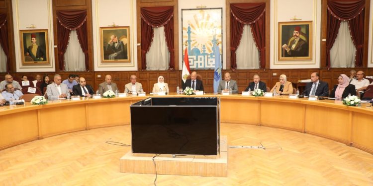 محافظ القاهرة يشهد حفل تسليم 26 عقد موثق بمنطقة شق الثعبان الصناعية