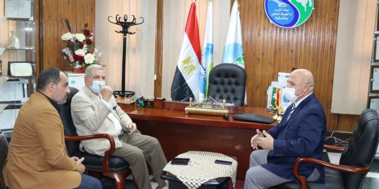 رئيس القابضة للمياه يناقش مشروعات مياه الشرب والصرف الصحي بالشرقية
