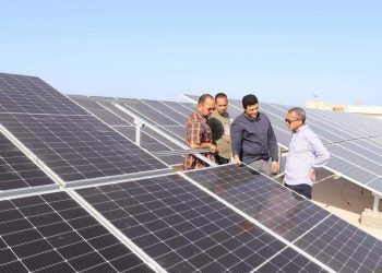 رئيس مياه البحر الأحمر يتفقد محطة طاقة شمسية لترشيد استهلاك الطاقة