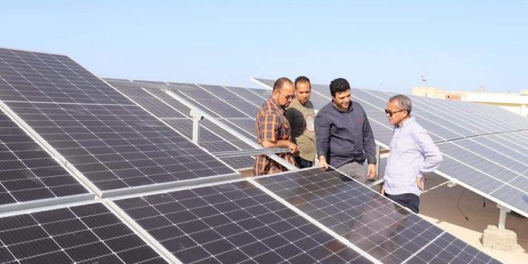رئيس مياه البحر الأحمر يتفقد محطة طاقة شمسية لترشيد استهلاك الطاقة