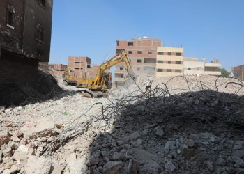 محافظ القاهرة يتفقد أعمال الإزالة بحي النزهة