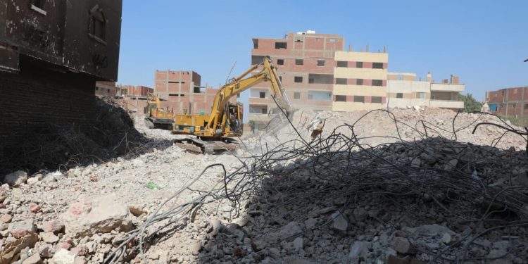 محافظ القاهرة يتفقد أعمال الإزالة بحي النزهة