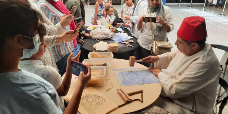 ورشة للأطفال عن صناعة ورق البردي بالقومي للحضارة المصرية