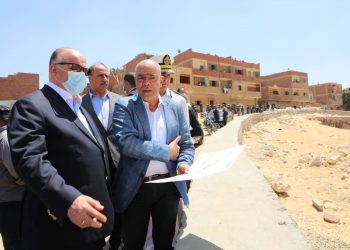 محافظ القاهرة يتفقد أعمال الإزالة الجارية بمصر القديمة