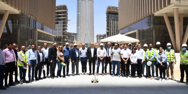 من الدور الـ74 بالبرج الأيقوني.. وزير الإسكان يتفقد منطقة الأعمال المركزية بالعاصمة الإدارية الجديدة