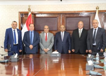 باستثمارات 323 مليون جنيه.. وزيرا التنمية المحلية والإنتاج الحربى ومحافظ القاهرة يوقعون عقد شراء 70 أتوبيس كهرباء