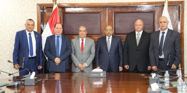 باستثمارات 323 مليون جنيه.. وزيرا التنمية المحلية والإنتاج الحربى ومحافظ القاهرة يوقعون عقد شراء 70 أتوبيس كهرباء
