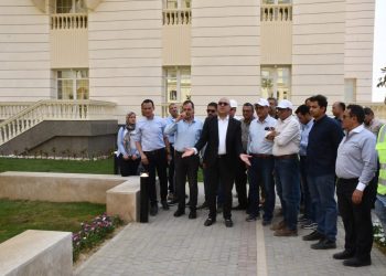 وزير الإسكان خلال الجولة