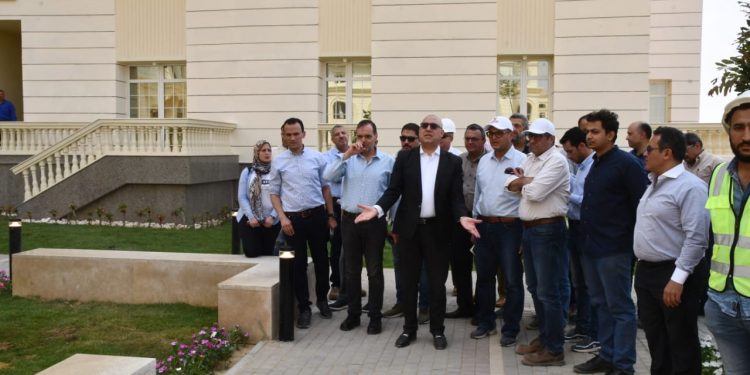 وزير الإسكان خلال الجولة