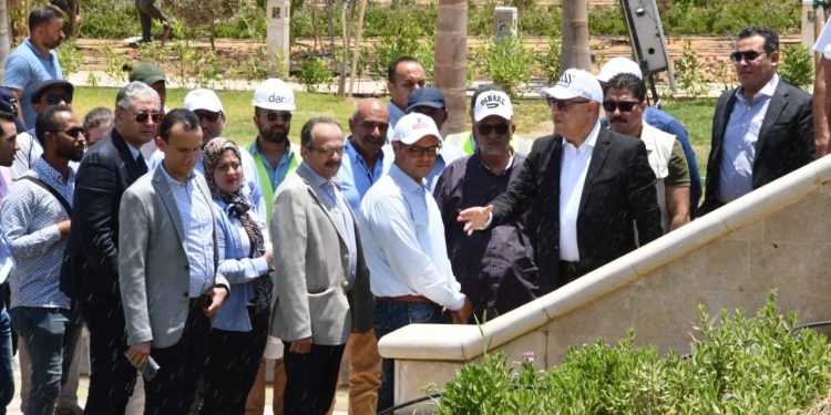 وزير الإسكان خلال الجولة