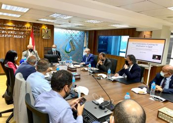 نائب وزير الإسكان لشئون البنية الأساسية يترأس اجتماعاً موسعاً لاستعراض نتائج الدراسة الاقتصادية لمحطات التحلية