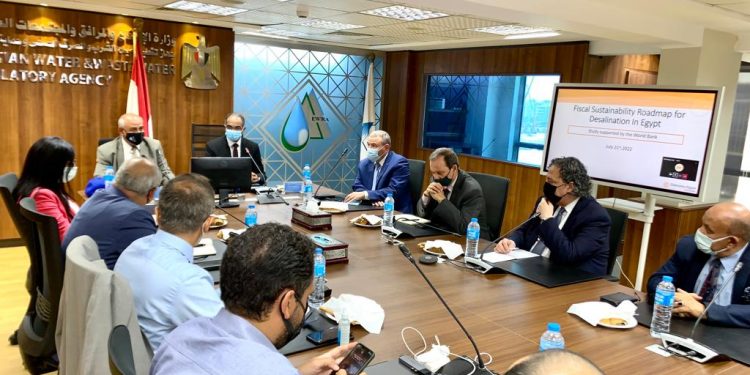 نائب وزير الإسكان لشئون البنية الأساسية يترأس اجتماعاً موسعاً لاستعراض نتائج الدراسة الاقتصادية لمحطات التحلية