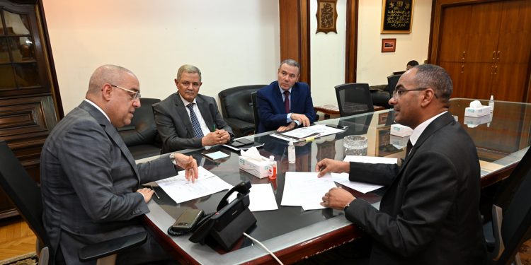 لقاء وزير الإسكان بمسئولى قطاع المياه